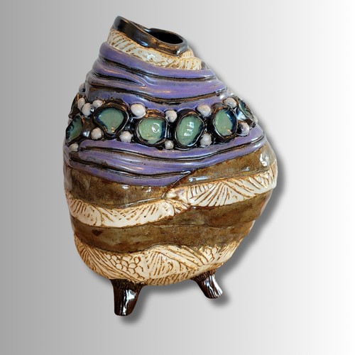 Click to view detail for SL-547 Stoneware Baby Bump III, Four-Legged Freeform $320